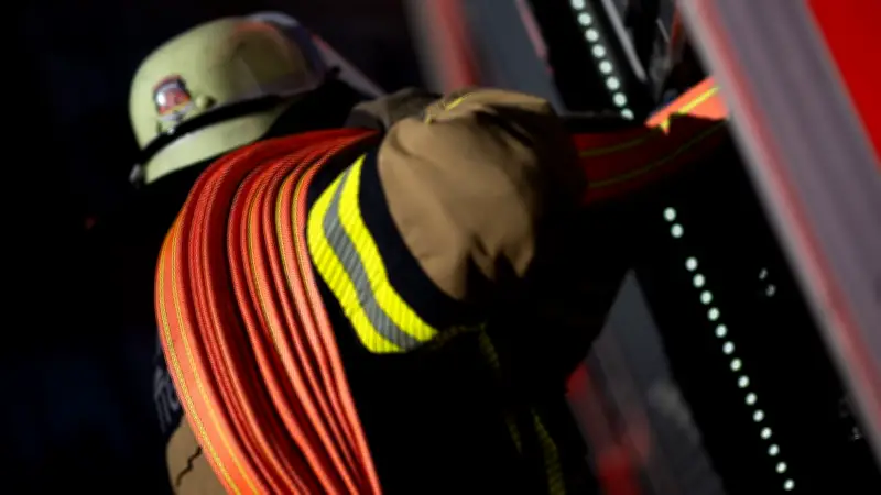 Schwelbrand im Dachstuhl eines Doppelhauses in Striesdorf