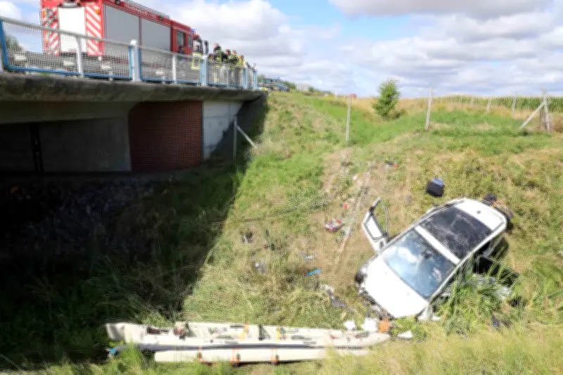 Schwerer Unfall auf A20: Van stürzt von Brücke – vier Verletzte