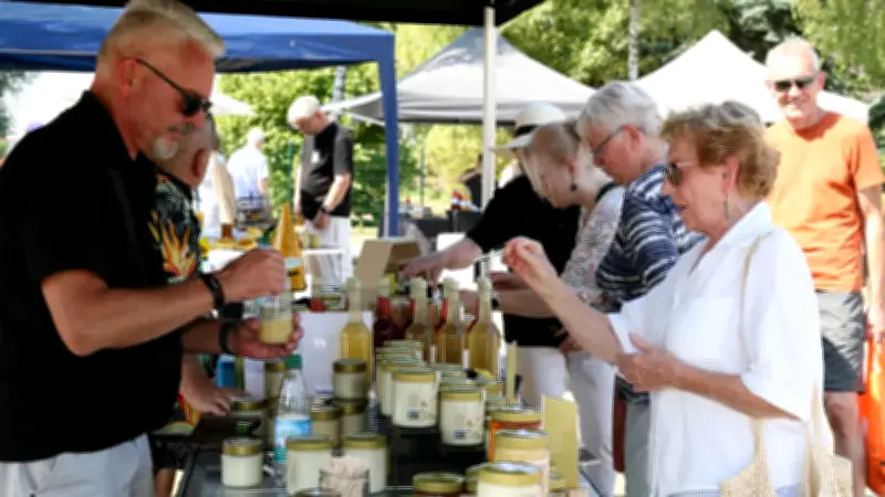 Sechster Honig- und Regionalmarkt lockt Besucher an den Neustrelitzer Hafen