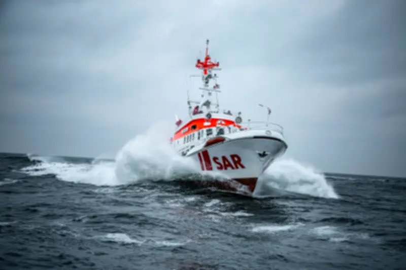 Seenotretter retten entkräfteten Windsurfer vor Warnemünde