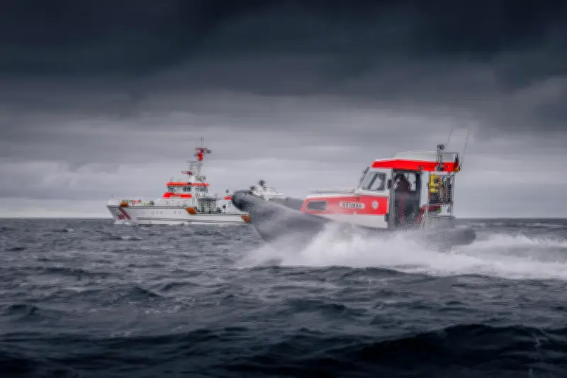 Seenotretter retten sechs Menschen vor Rügen aus sinkender Segeljacht