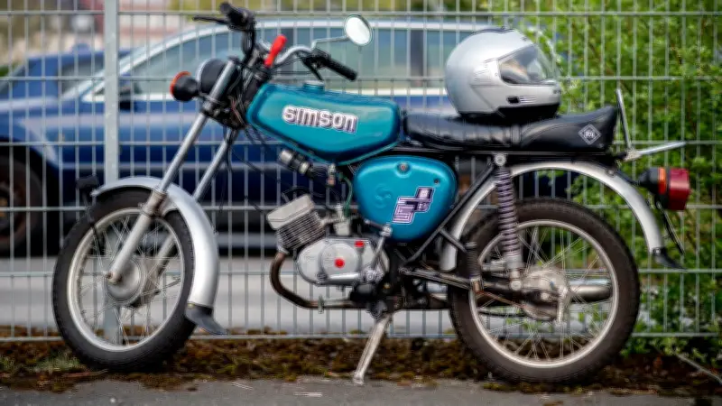 Simson-Fahrer (17) flieht vor Polizei: Führerschein und Moped beschlagnahmt