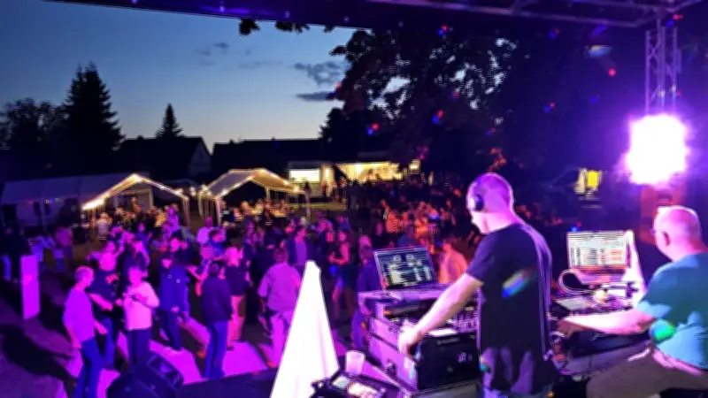 Sommerfest am Plätlinsee: Musik, Feuerwerk und Tanz bis in die Nacht