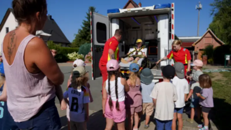 Sondereinsatz im Kindergarten: Rettungskräfte zeigen Kindern ihren Beruf