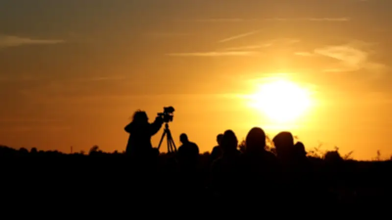 Sonnenfinsternis: Schaulustige versammeln sich auf dem Berg bei Neubrandenburg
