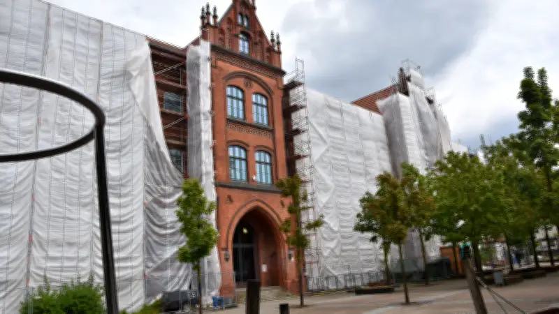 St.-Georg-Grundschule: Fassadensanierung dauert bis 2027