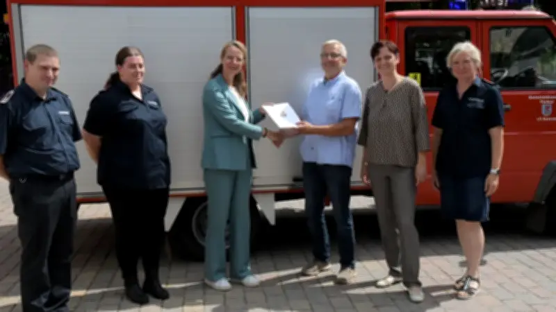 Storkow bekommt neues Löschfahrzeug: Bürgermeisterin tritt Feuerwehr bei