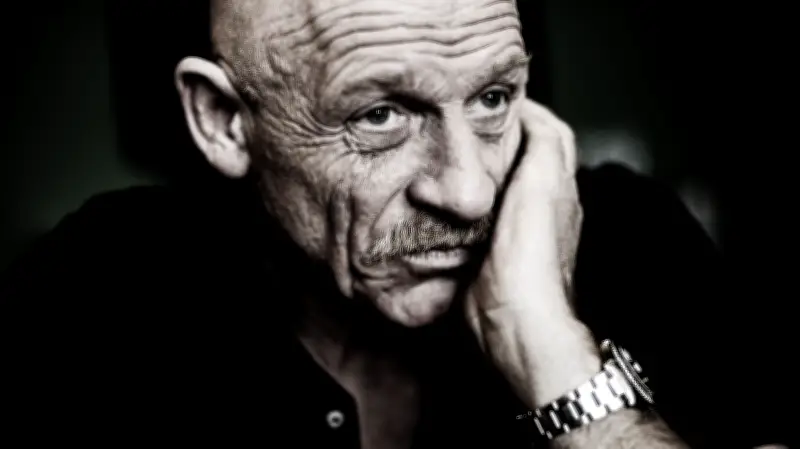 Tatort-Star Joe Bausch liest in Burg Stargarder Kirche