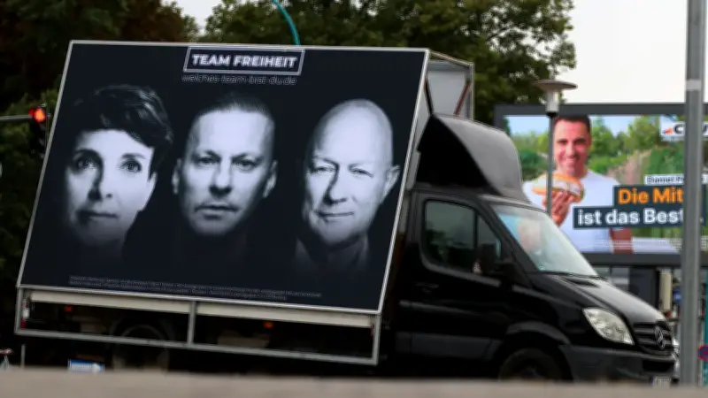 Team Freiheit: Mega-Plakat vor Neubrandenburger Bahnhof sorgt für Diskussionen