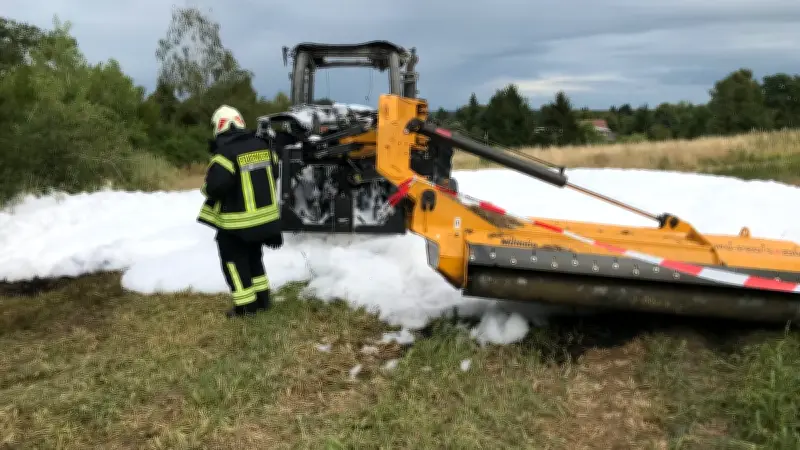 Traktorbrand in Liepgarten: 300.000 Euro Schaden, 23 Feuerwehrleute im Einsatz
