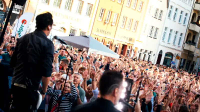 TRiPOD-Konzert auf dem Schweriner Marktplatz wird zur Mega-Party