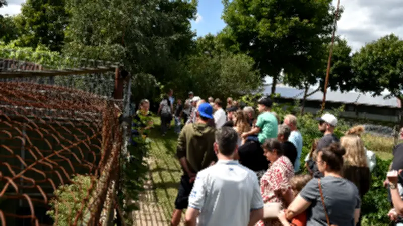 Trotz Hanse Sail: Über 300 Besucher feiern Tierschutz in Laage
