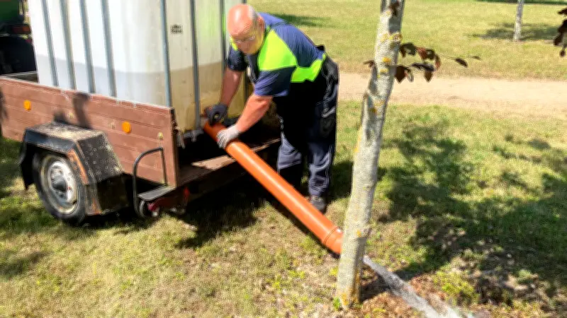 Tutow gießt 110 Bäume mit 100 Litern pro Baum