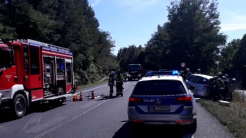 Unfall auf B96: Auto prallt in Leitplanke, Fahrerin verletzt