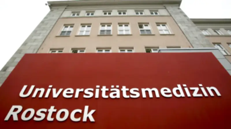 Unimedizin Rostock stellt Oberarzt nach rassistischen Posts frei