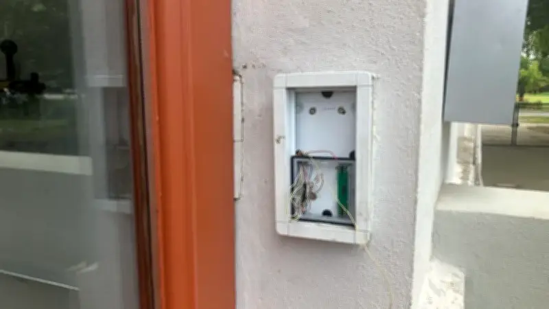 Vandalismus an Teterower Grundschule: Klingel zerstört, Feuer gelegt