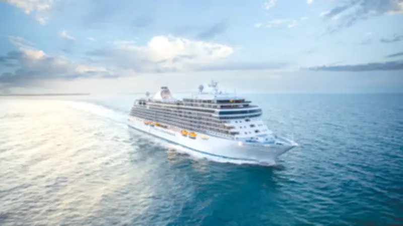 Vier Kreuzfahrtschiffe in Warnemünde: Fabergé-Ei an Bord der „Seven Seas Grandeur“