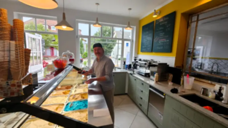 Vom Dachdecker zum Eismacher: Marco eröffnet Eiscafé in Ducherow