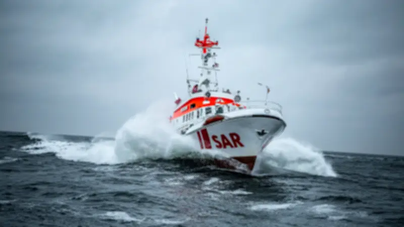 Windsurfer bei Hanse Sail aus Ostsee gerettet