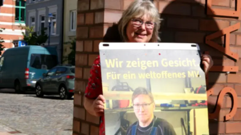 „Wir zeigen Gesicht“: Plakataktion für Demokratie in Parchim