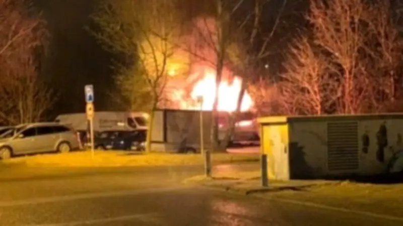Wohnanhänger in Rostock-Schmarl niedergebrannt: Kripo ermittelt