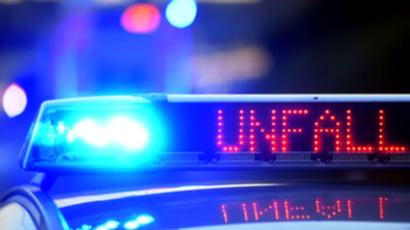 Zwei Autos krachen an Kreuzung zusammen – beide Fahrer verletzt, Schuldfrage offen