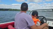 Blicke am Badestrand: Vater mit Kindern wird beobachtet