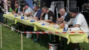 Bockwurst-Wettessen in Mönkebude: Zwei Sieger bei skurrilem Kräftemessen