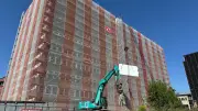 DDR-Hochhaus in Neubrandenburg wird Platte für Platte abgetragen