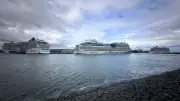 Drei Kreuzfahrtriesen legen in Warnemünde ab – Schaulustige trotzen Regen