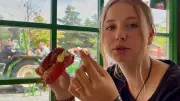 Erdbeer-Burger im Test: Jungreporterin vermisst den Erdbeergeschmack