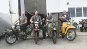 Fünf Kumpels knattern mit Simson an der alten DDR-Grenze entlang