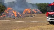 Großfeuer bei Parchim: Wald gerettet, Strohballen kontrolliert abgebrannt