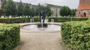 Kirchplatz in Malchin: Wegekreuz am Brunnen erhält Beleuchtung