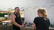 „Onkel Ben’s Imbiss“: Rostocker wagt größtes Countryfest in neuer Serie
