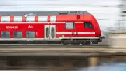 Regionalexpress überfährt Schottersteine: Schäden auf 50 Metern