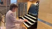 Rockmusiker Bert Wenndorff spielt Rock auf der Weber-Orgel in Neubrandenburg