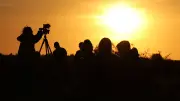 Sonnenfinsternis begeistert Hunderte auf dem Brodaer Berg