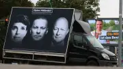 Team Freiheit: Mega-Plakat vor Neubrandenburger Bahnhof sorgt für Diskussionen