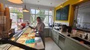 Vom Dachdecker zum Eismacher: Marco eröffnet Eiscafé in Ducherow