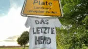Weiße Hemden mit Aufschrift „Das letzte Hemd“ hängen in Plate, Kirch Stück und Schwerin