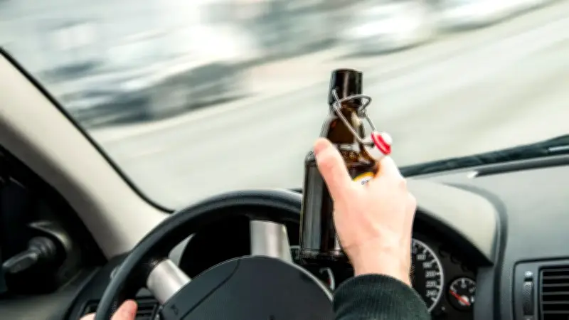 2,5 Promille: Autofahrer prallt bei Pasewalk in Schutzleitplanke