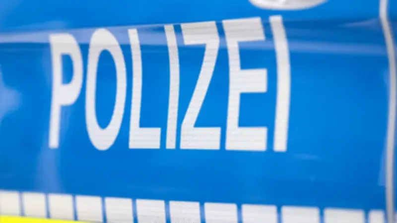 86-Jährige fährt in Schwerin gegen Hauswand und verletzt sich