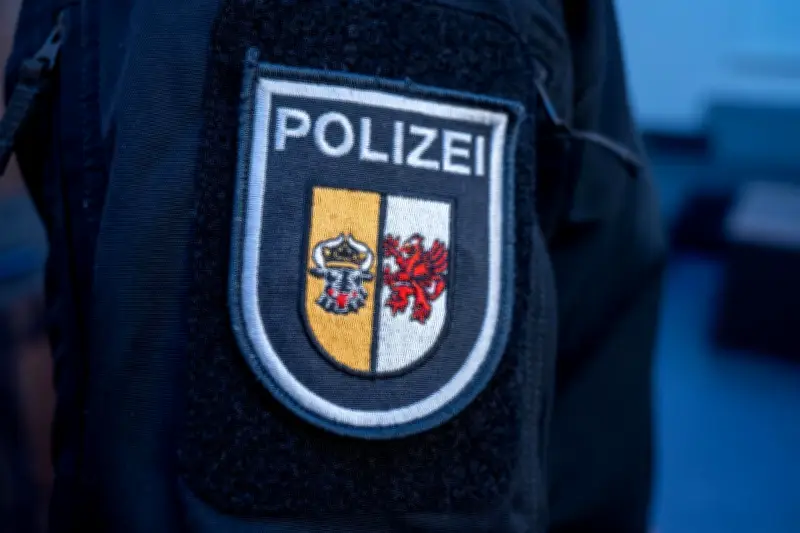 90-Jähriger in Neustrelitz an Bushaltestelle beraubt