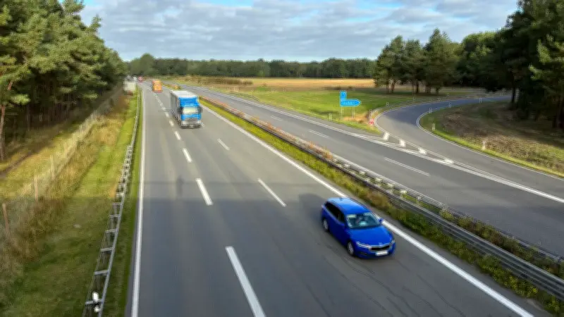 Abstandskontrollen auf der A24: Landkreis blitzt, Polizei nicht