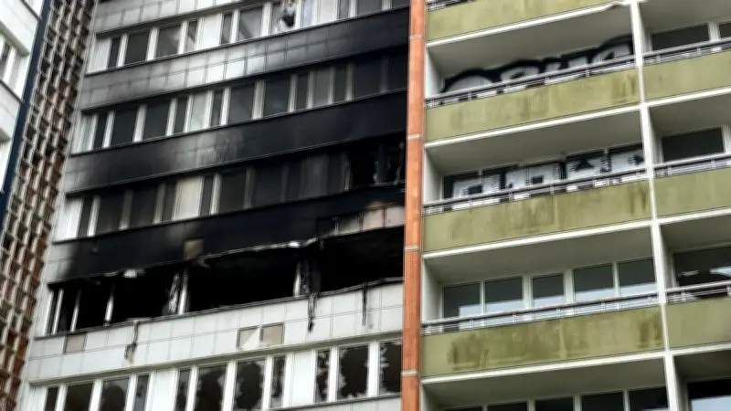 Brandserie in Neubrandenburg: Stadt sichert Hochhaus, Zukunft offen