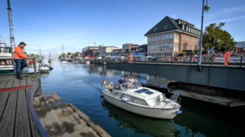 Brückenfest Warnemünde: „Opa Klaus“ als erstes Boot durch Drehbrücke