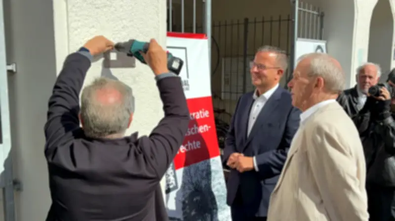 DDR-Unrecht: Gedenktafel für Gerhard Priesemann in Schwerin enthüllt
