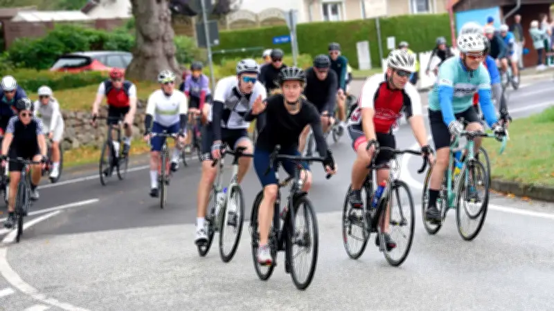 Fast 1000 Radfahrer beim Straat 1 Jedermann-Rennen in Schwerin