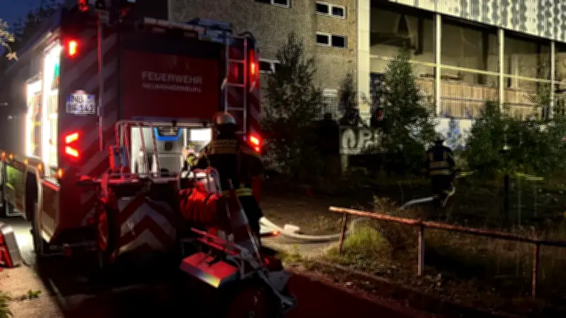Feuerwehr verhindert Schlimmeres bei Brand an B104 in Neubrandenburg